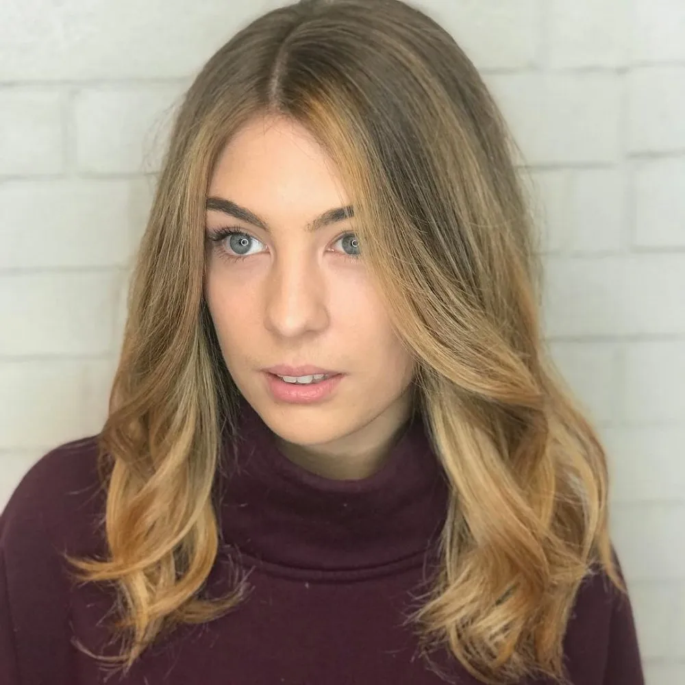 Cheveux mi-longs décontractés mais polis' title=