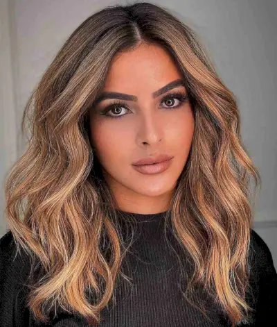 Collarbone-Length Wavy Hair with a Middle Part