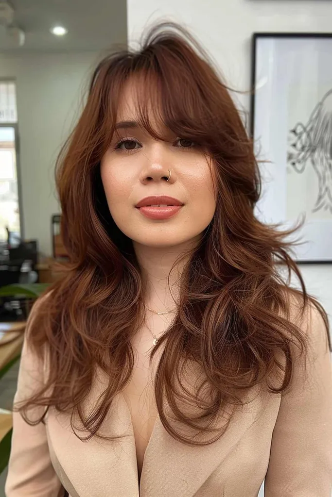 Wispy Sahag striženje z nežnimi plastmi za tanke lase, ki dodajo mehko teksturo.' title=