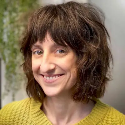 Wash-and-Go Wavy Bob with Textured Layers and Bangs