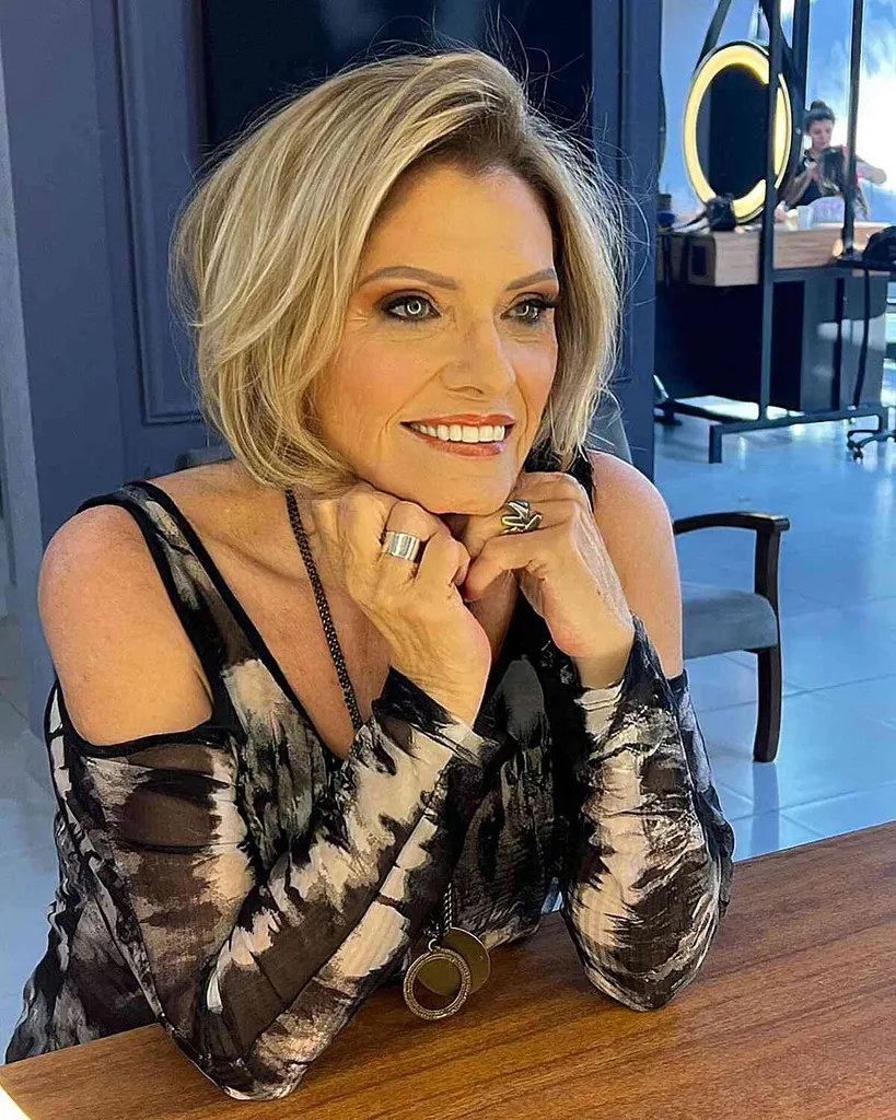 Bob blond și despărțit în lateral pentru rărirea părului' title=