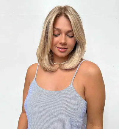 Classic 90s Shoulder-Length Blonde Hair with Face-Framing Layers
