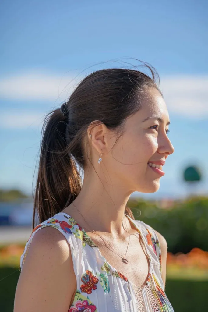 Coafura eleganta cu coada de cal inalta pentru vremea calda' title=