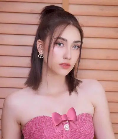 Classic y2k Face-Framing Half Updo for Straight Long Bob Cut