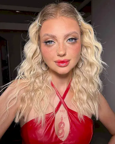 2000s Classic Middle-Parted Beach Waves with Hair Clips for Mid-Length Blonde Hair