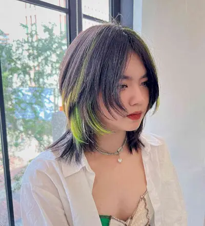 Medium-Length Y2K Jellyfish Haircut with Middle Part and Green Chunky Highlights