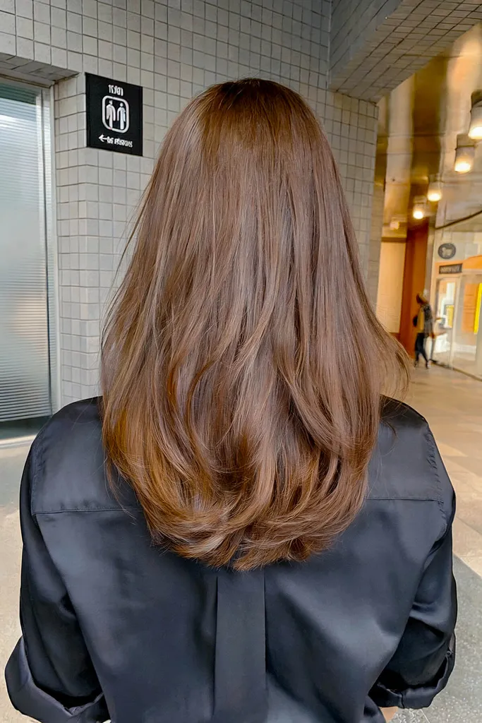 Mīksts U formas matu griezums smalkiem un vidējiem matiem' title=