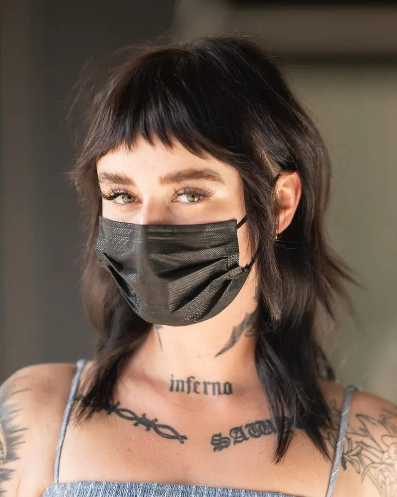 Taglio di capelli shag alle spalle con frangia baby' title=