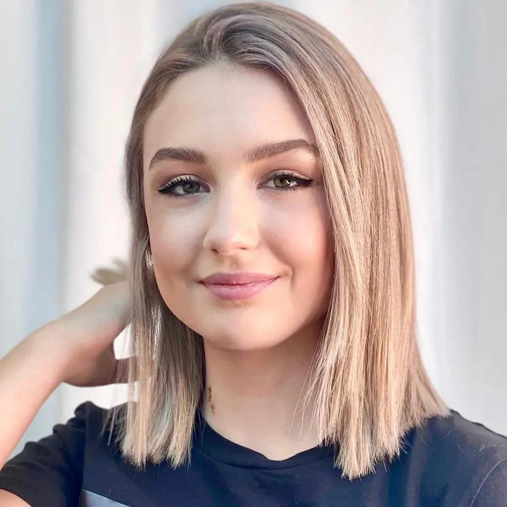 taglio di capelli lungo e biondo vaniglia' title=