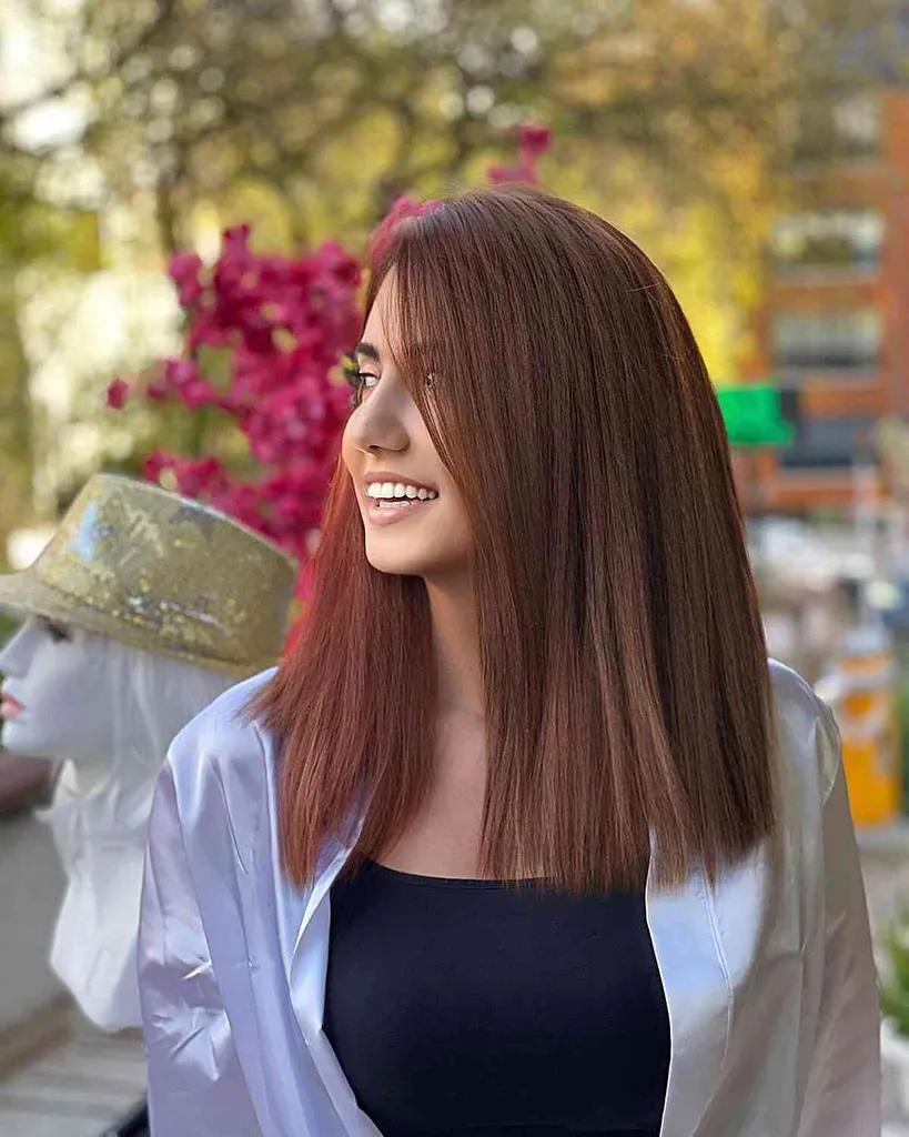 Taglio di capelli biondo cremoso spolverato senza svolazzamenti' title=