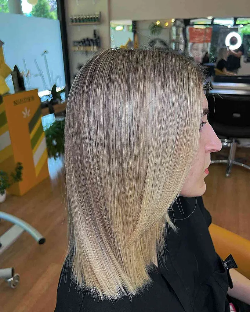 Ombre bronde medio-lunghe con punte spolverate di capelli testurizzati' title=