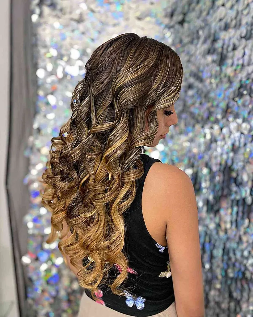 Vrstvené vlny v délce líc s promocí ve střední části' title=