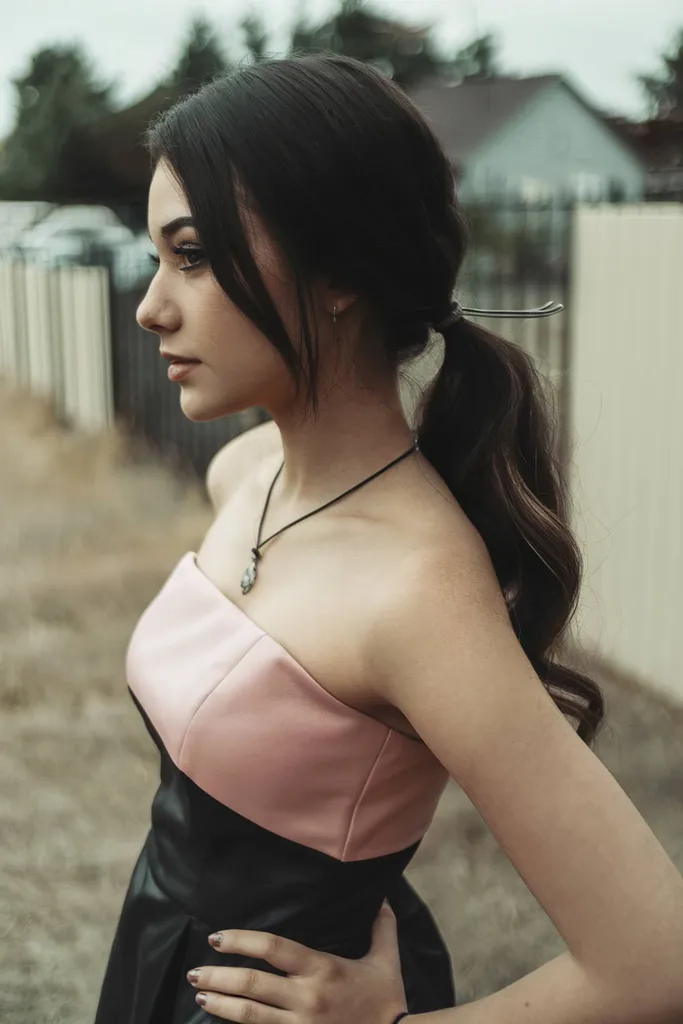 תסרוקת אימו עם זנב קוקו נמוך עם גלים רכים ושוליים מסגור פנים' title=