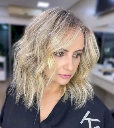 Medium-Length Beach Waves for 30+ Women