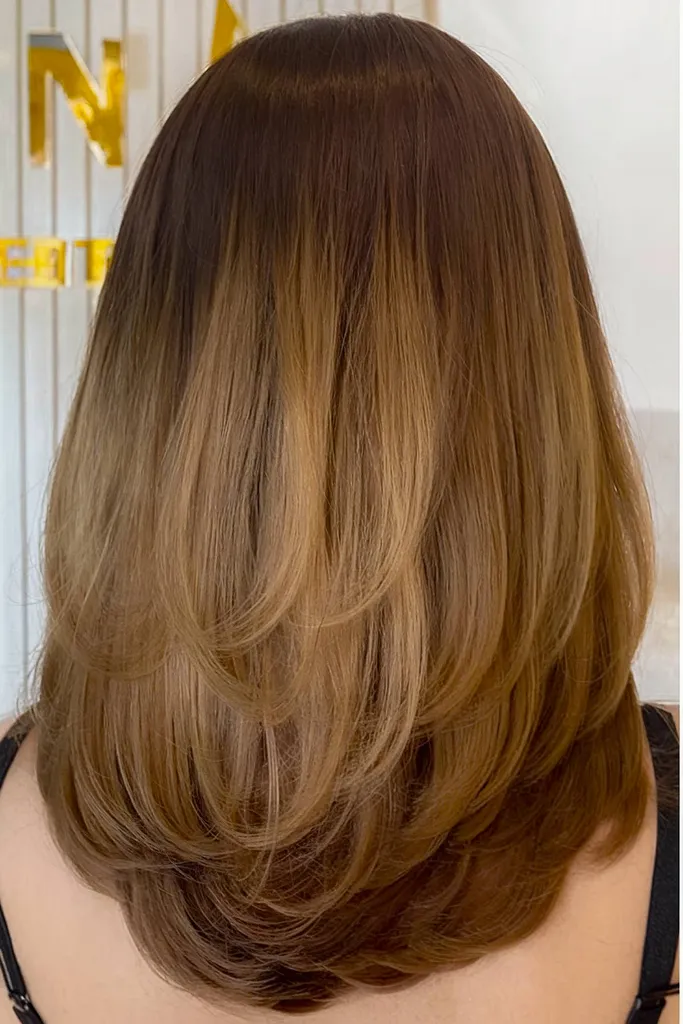 ミディアムヘアのためのトレンディな U 字型ヘアカット' title=