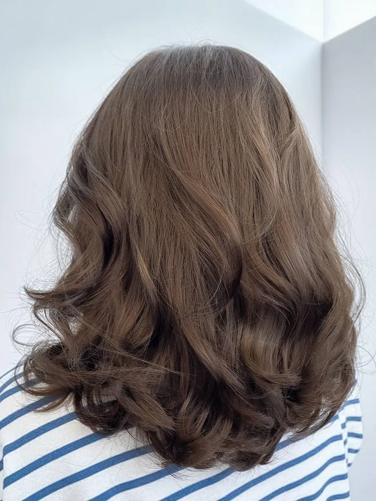 ウェーブのかかった太い髪のための U 字型ヘアカット' title=