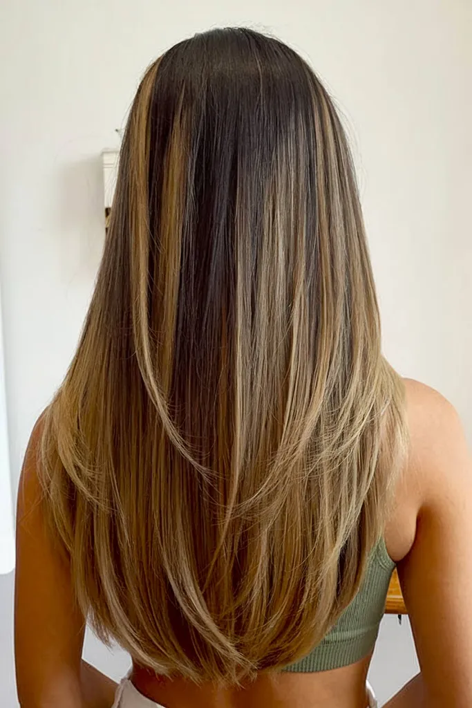 ロングヘア用のU字型レイヤードヘアカット' title=