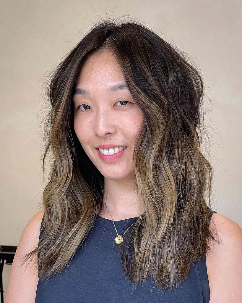 Taglio dritto spolverato medio per capelli più lisci' title=