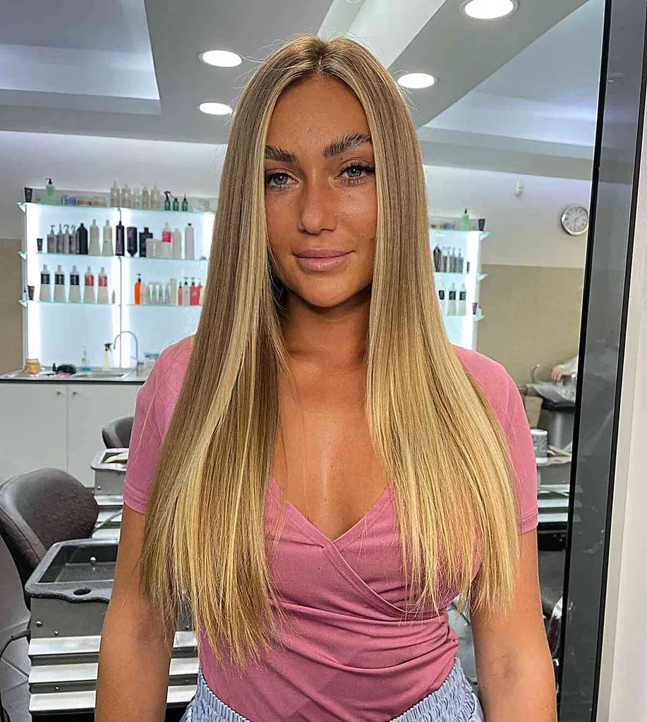 Capelli lunghi lisci con parte centrale con estremità mosse spolverate' title=