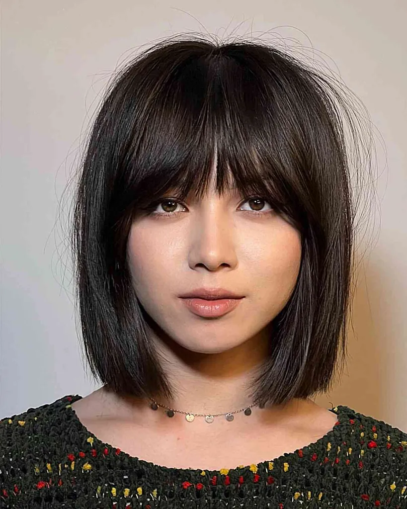 Bob texturizado con flecos entrecortados para rostros de corazón y mujeres con cabello corto' title=