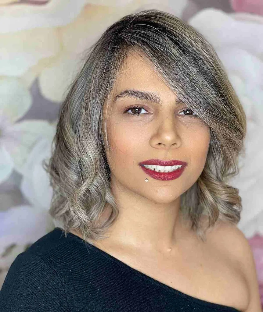 Parte lateral profunda que marca tendencia para un rostro en forma de corazón' title=