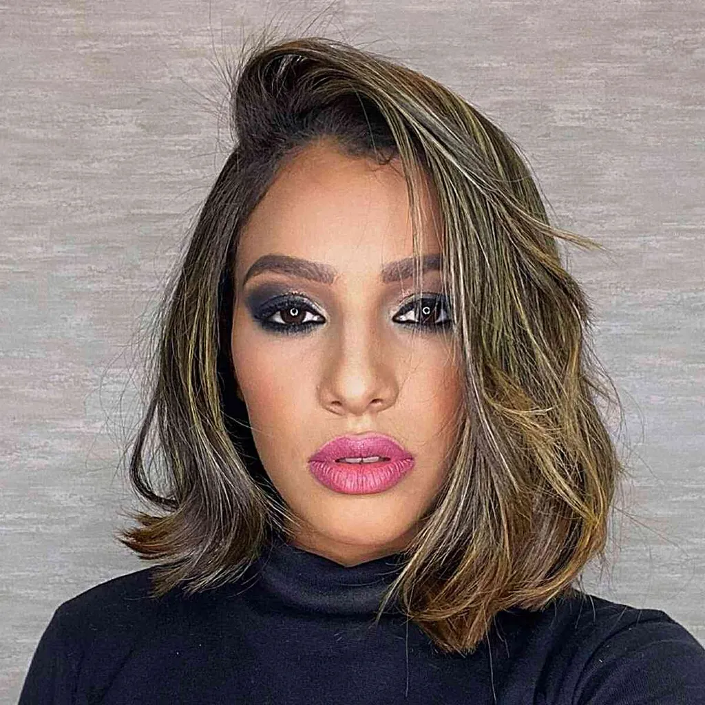 Peinado de lóbulo clásico con raya lateral para caras con cara de corazón' title=