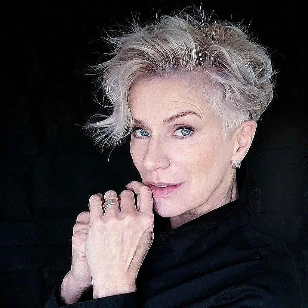 ה-Wavy Pixie עם Undercut' title=