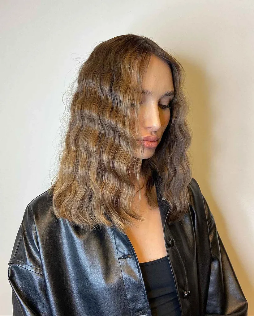 גלים אחידים על שיער באורך בינוני' title=