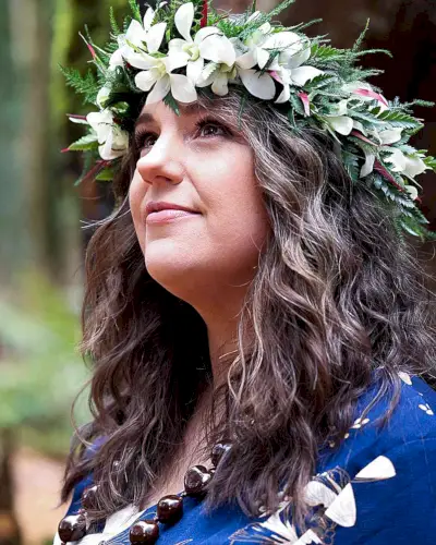 Medium Textured Waves with Hawaiian Floral Headband