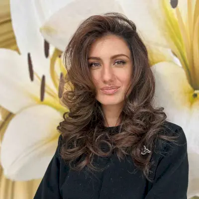 Amazing Side-Parted Chocolate Curled Hair