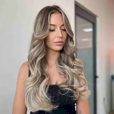 Effortless Blonde Curled Long Hair