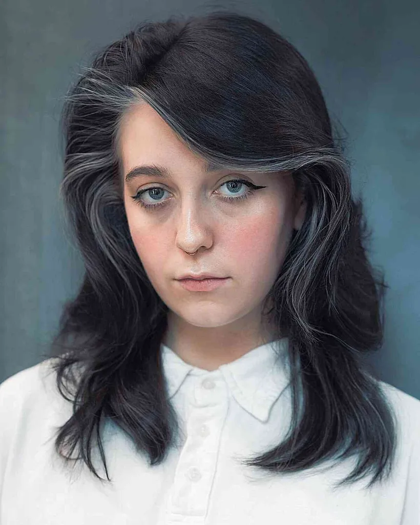 Middellange rommelige gevederde Hush Cut' title=