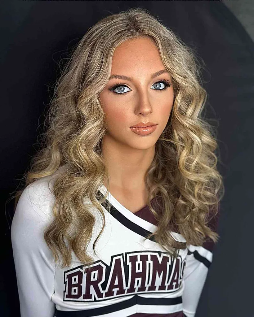 Verschillende kapsels Lange zeemeerminkapsel met blonde Ombre-highlights' title=