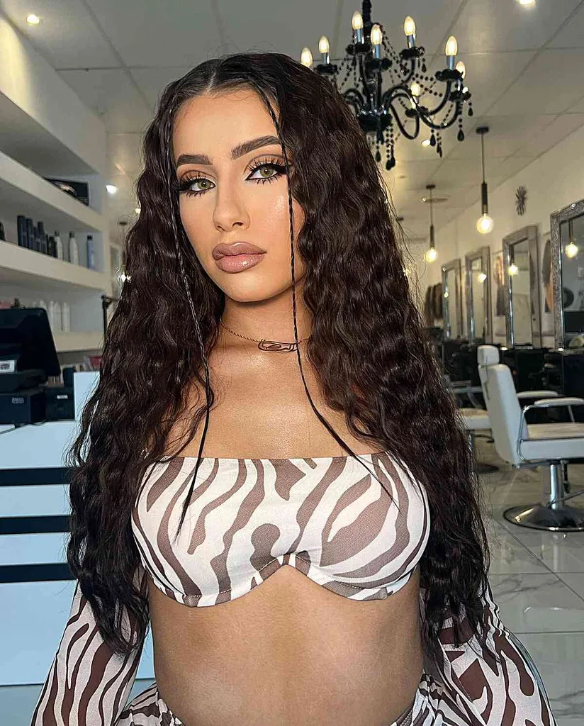 Dikke Hawaïaanse krullen tot taillelengte' title=