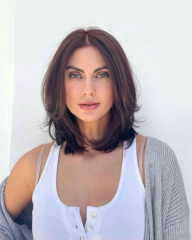 Halflange, half opgestoken kapsel met middeleeuwse Viking-geïnspireerde vlechten' title=