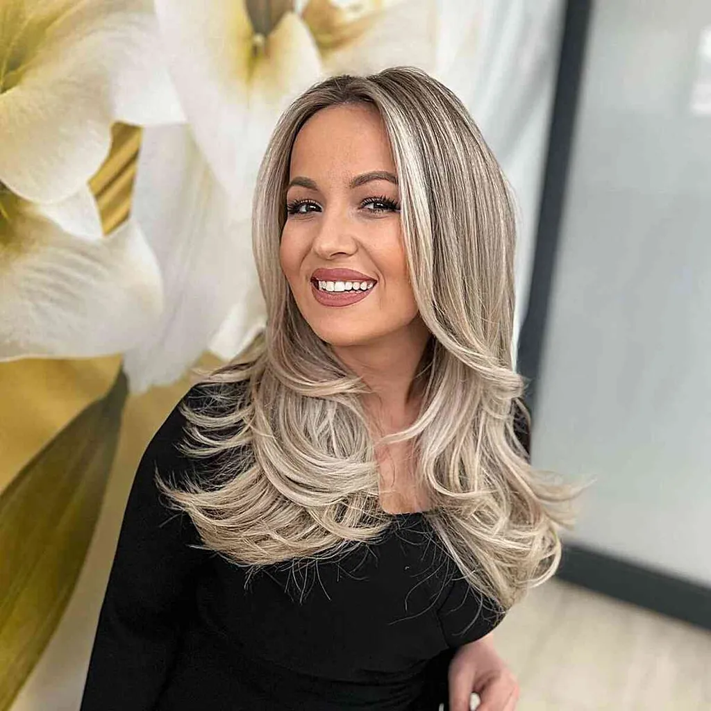 Verschillende jaren 90-grunge lang zwart haar met een wit geldstukkapsel' title=