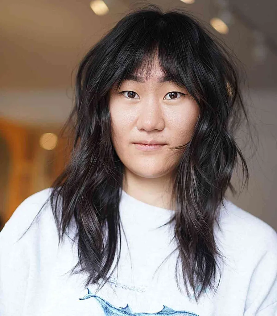 Dikke ruige snit met pony Verschillende kapsels voor vrouwen met halflang golvend haar' title=