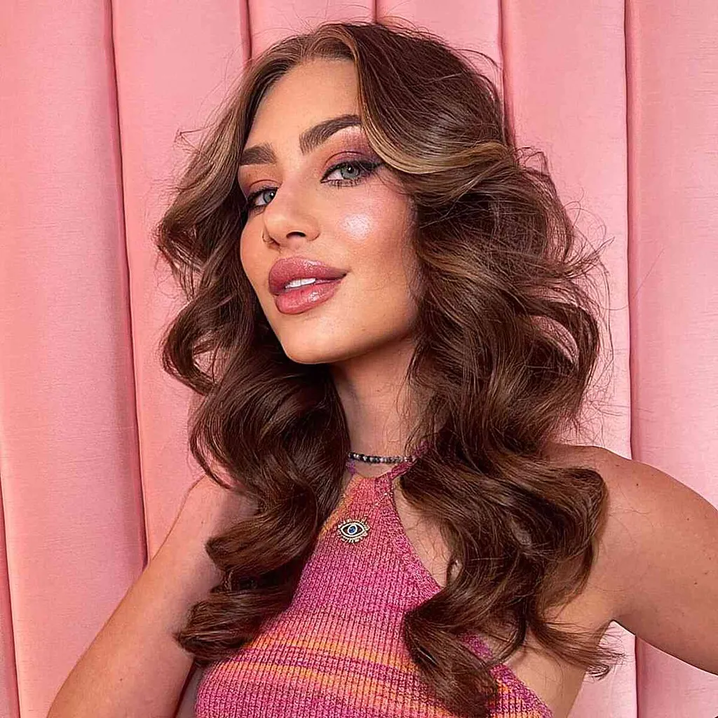 後ろミッドレングスのウェーブのかかったディスコヘアスタイル、マネーピース付き' title=