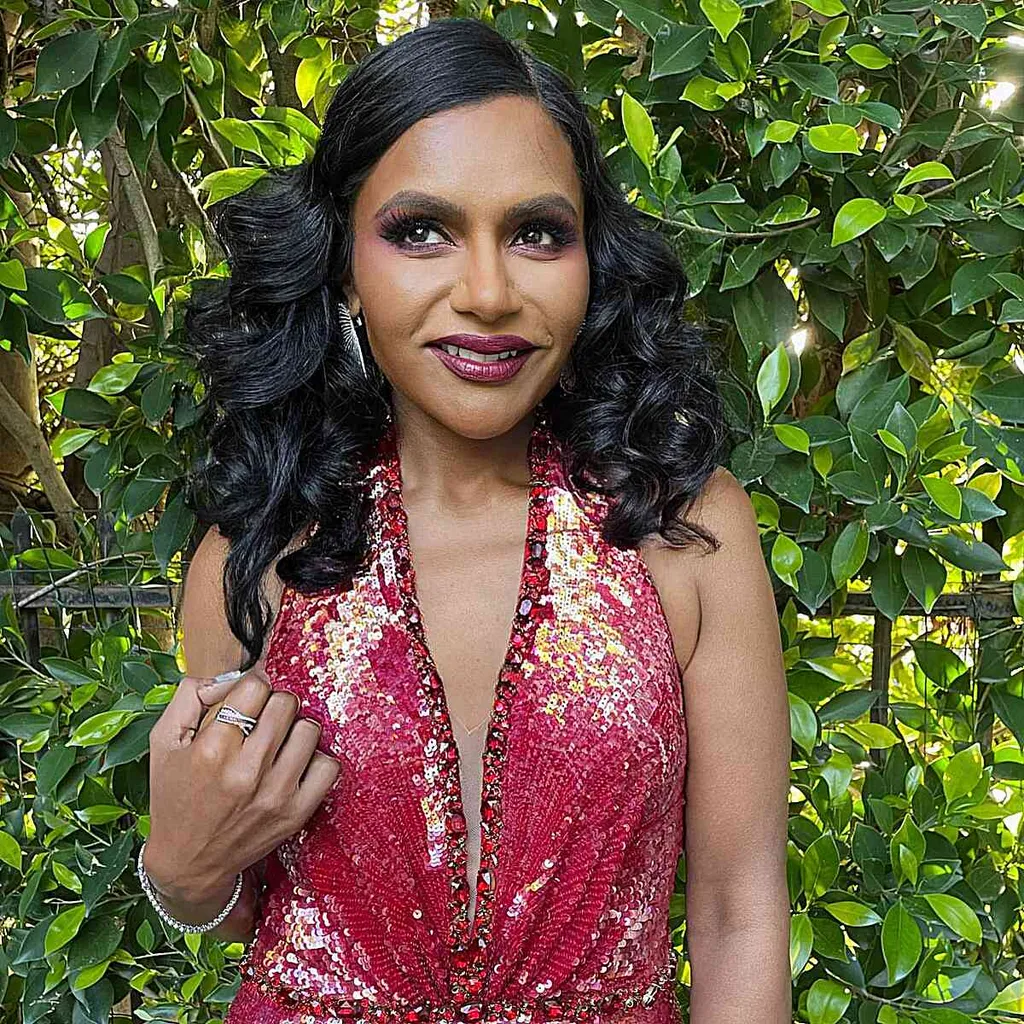 ディスコ風のボリュームのあるミディアムカールと深いサイドパート' title=