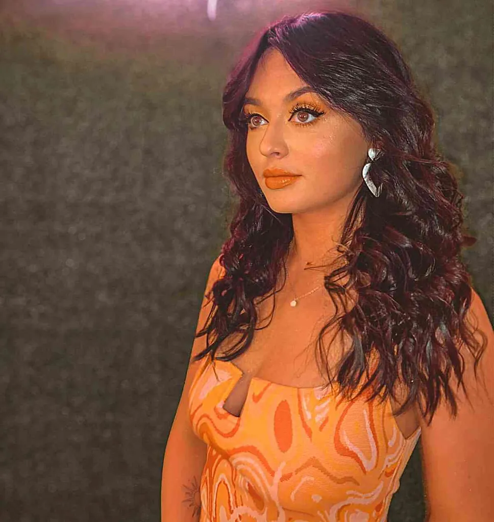 前髪を分けたディスコ ヴィンテージ ロング ウェーブ' title=