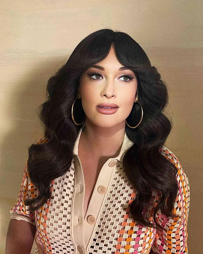 グラムディスコ カーテン前髪のあるウェーブのかかったロングヘア' title=