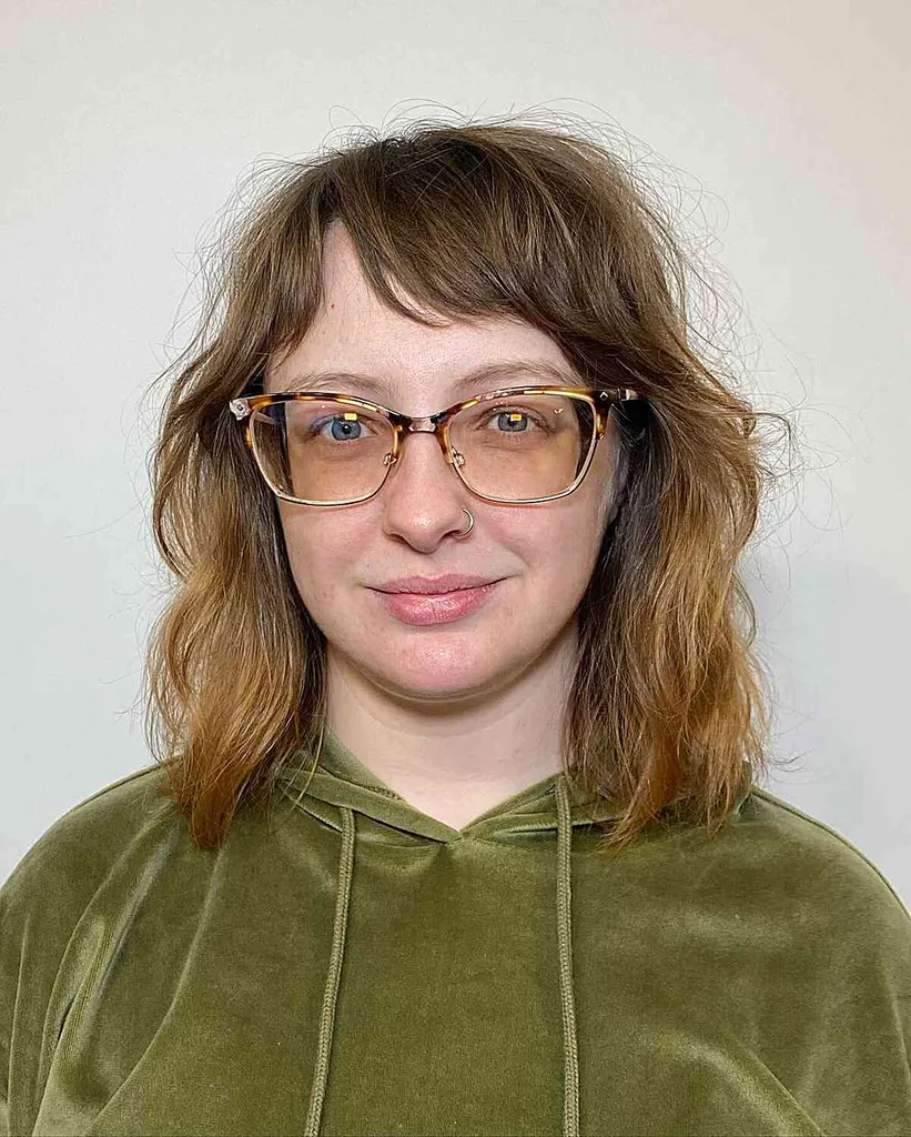 Cowgirls schulterlange, zerzauste Schichten mit kurzem Pony' title=