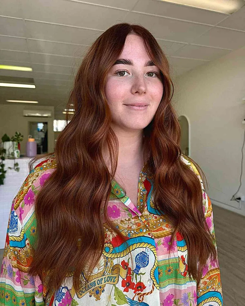 Langes Cowgirl-Kupferhaar mit Mittelscheitel' title=