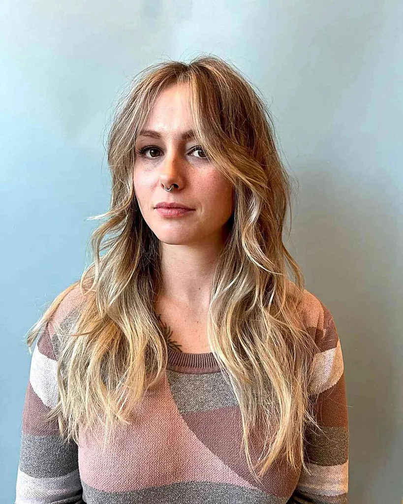 Von Cowgirls inspirierte lange, abgehackte Schichten und blonde Folie' title=