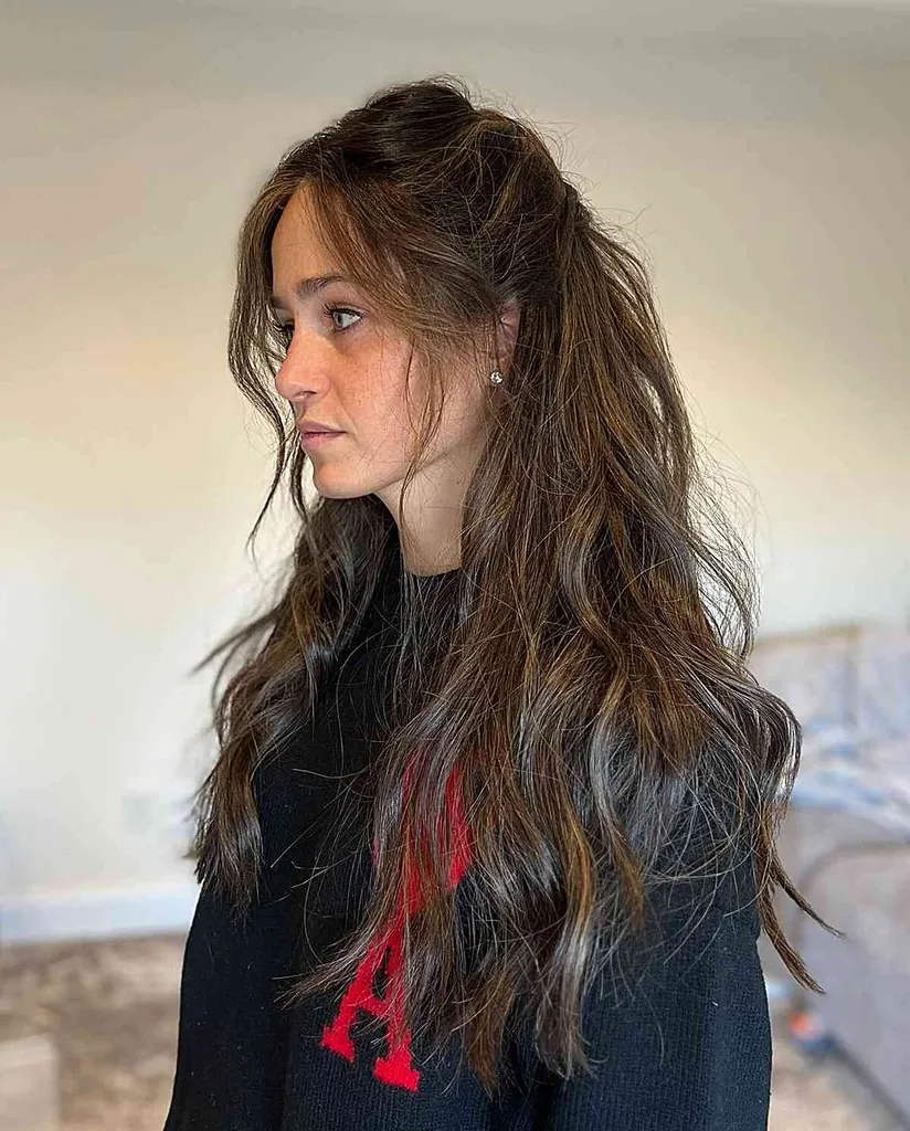 Cowgirl Messy Half Updo mit gesichtsrahmenden Teilen' title=