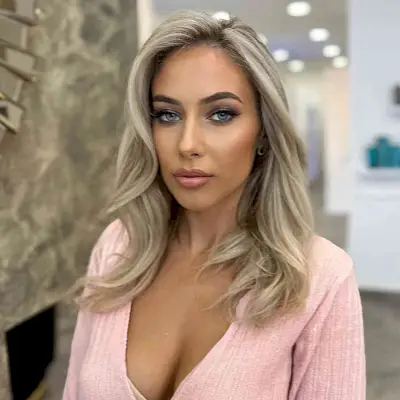 Professional Side-Parted Collarbone-Length Blonde Haircut