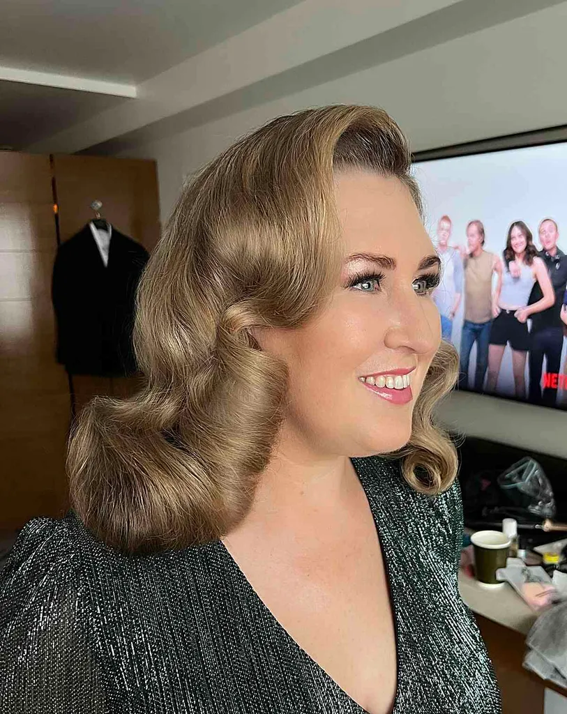 Der Glamour der modernen Pin Curls der 20er Jahre' title=