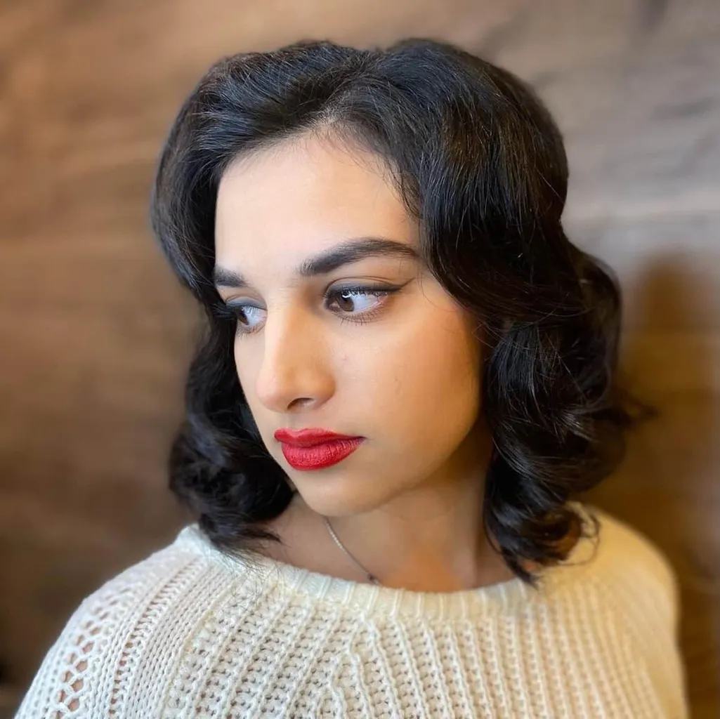 the-1920s-side-parted-curled-bob.webp' title=