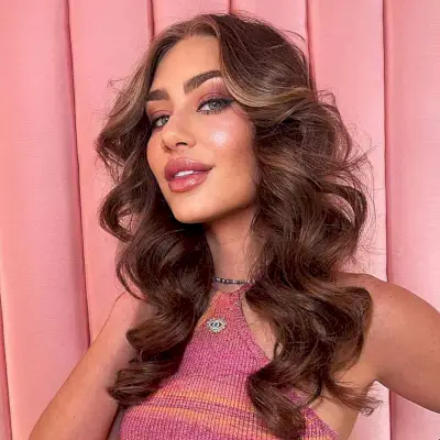 Mid Back-Length Wavy Disco Hairdo with Money Piece