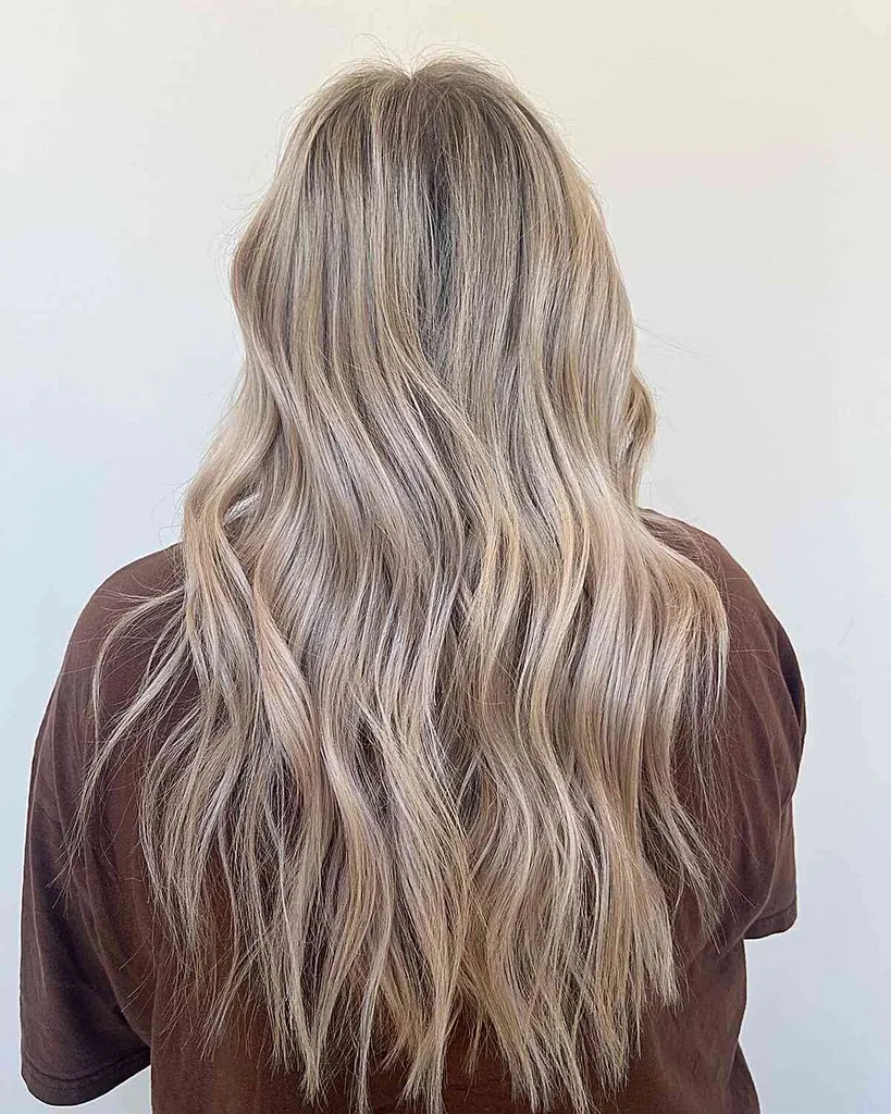 תספורת ארוכה עם אבק עם גלים רכים' title=